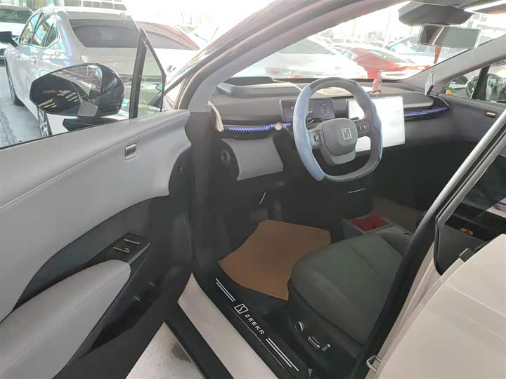 Фото 16 - Zeekr X