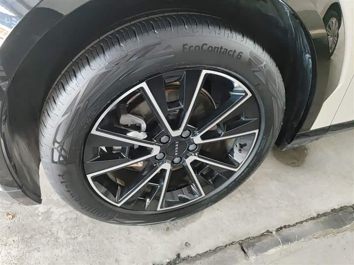 Фото 23 - Zeekr X