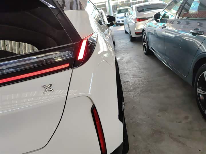 Фото 8 - Zeekr X