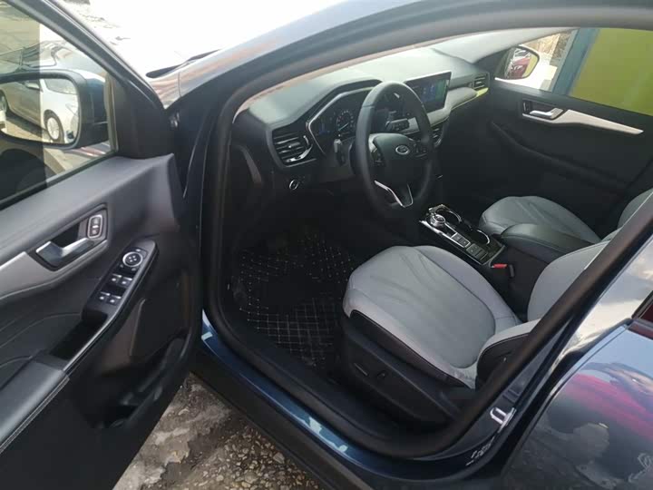 Фото 16 - Ford Escape