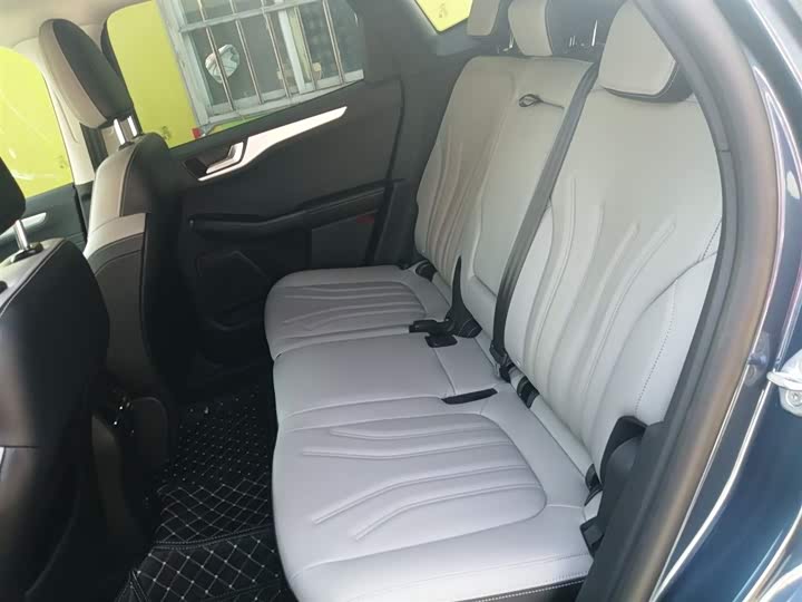 Фото 17 - Ford Escape