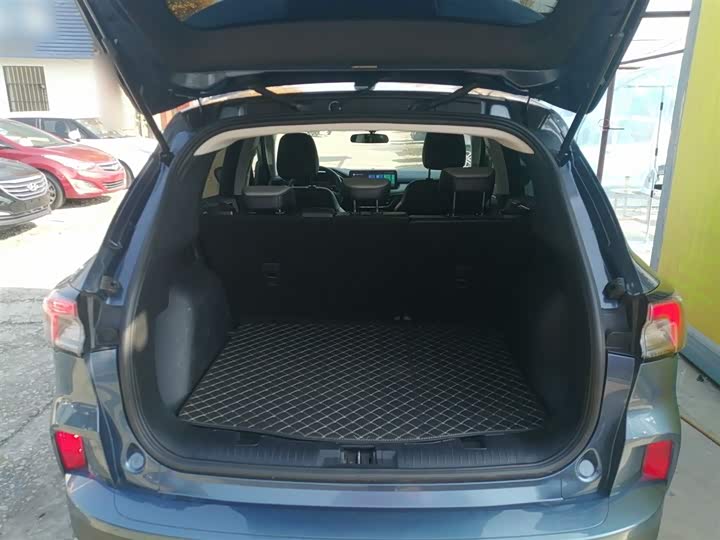 Фото 19 - Ford Escape