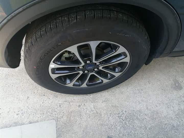 Фото 26 - Ford Escape