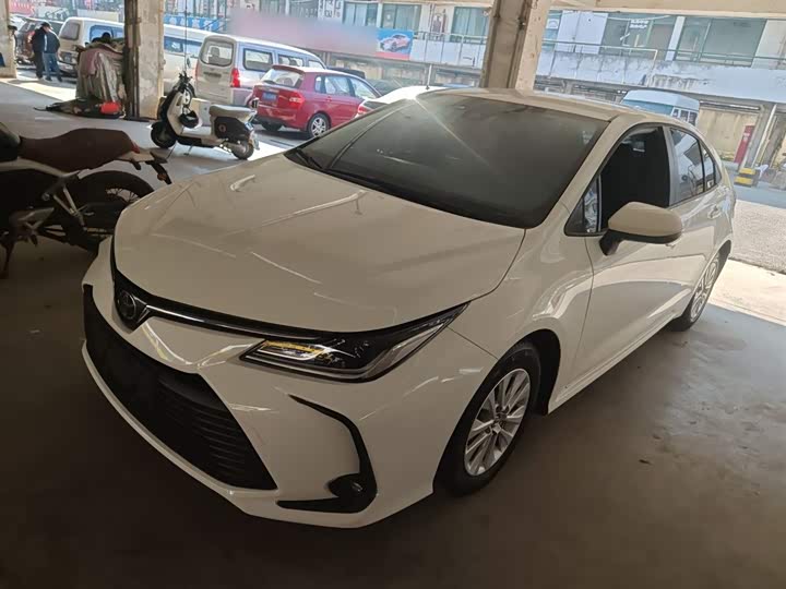 Фото 2 - Toyota Corolla