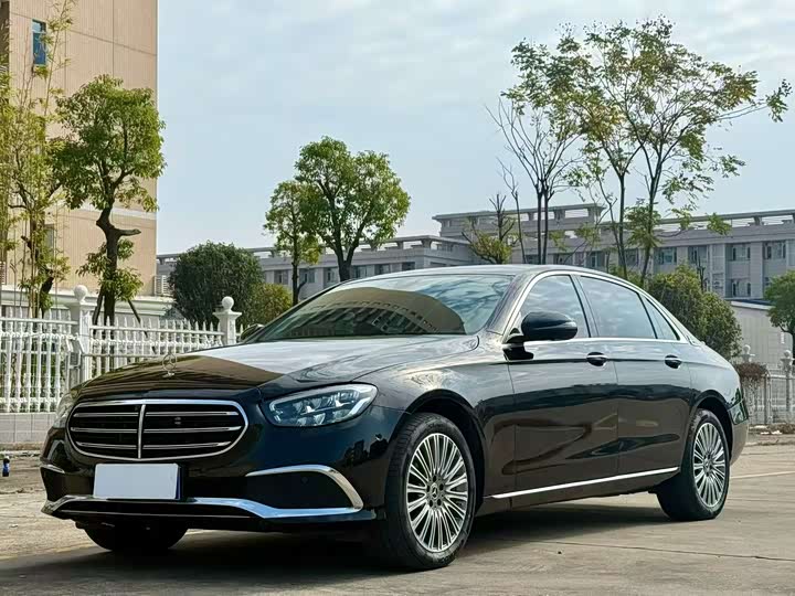 Фото 1 - Mercedes-Benz E-Class