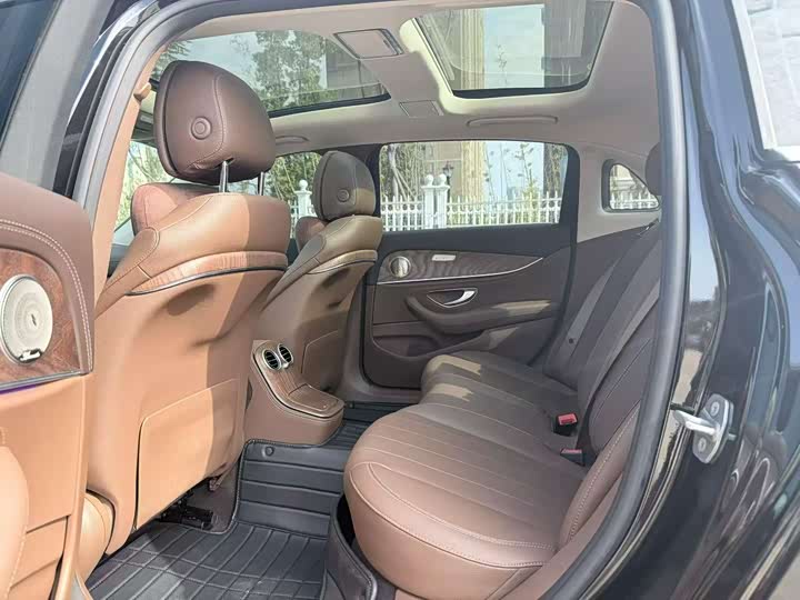 Фото 4 - Mercedes-Benz E-Class