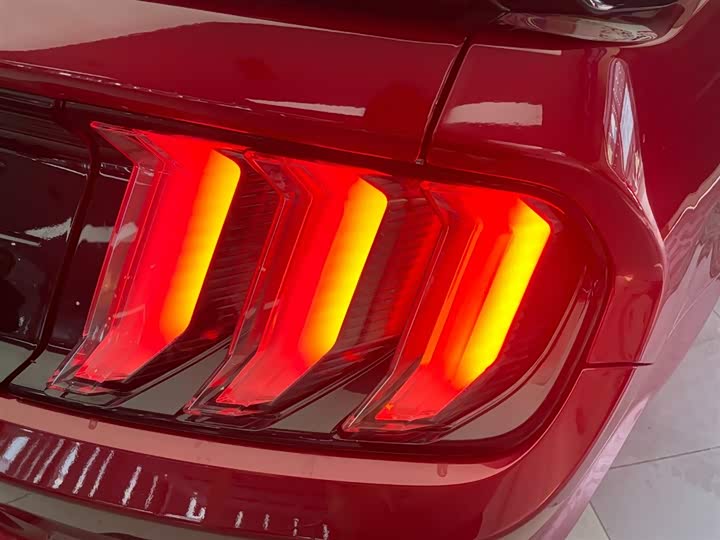 Фото 12 - Ford Mustang