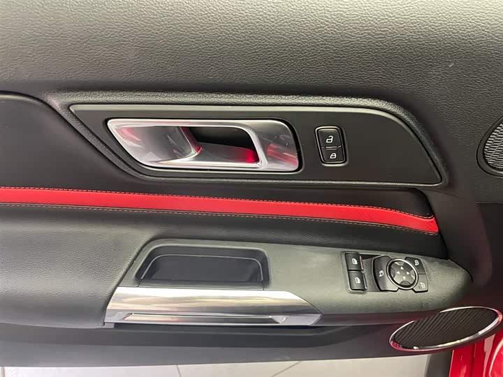 Фото 18 - Ford Mustang