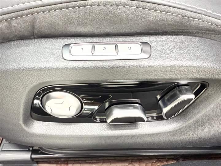 Фото 15 - Hongqi H9