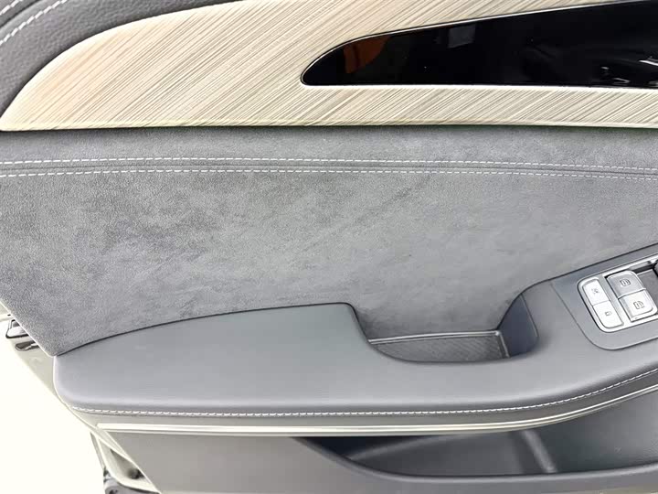 Фото 17 - Hongqi H9