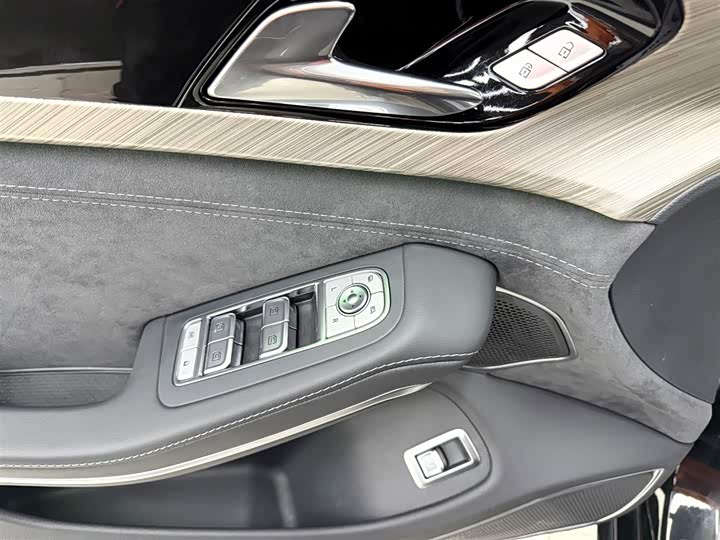 Фото 18 - Hongqi H9