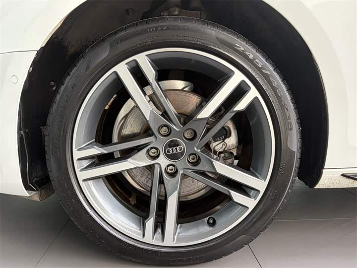 Фото 14 - Audi A4L