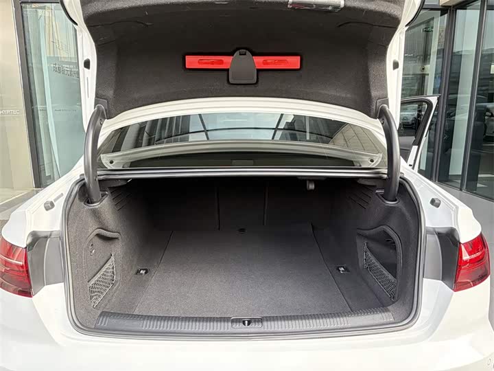 Фото 9 - Audi A4L