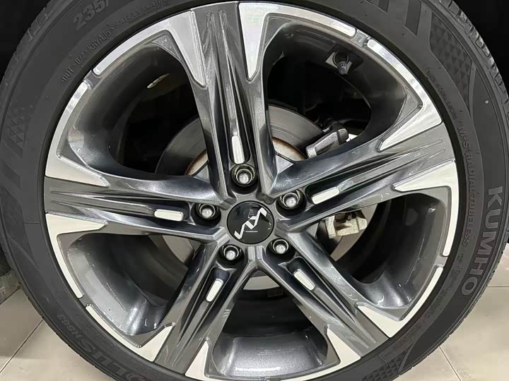 Фото 16 - Kia K5