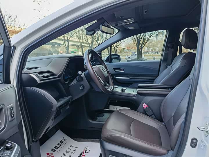 Фото 7 - Toyota Sienna