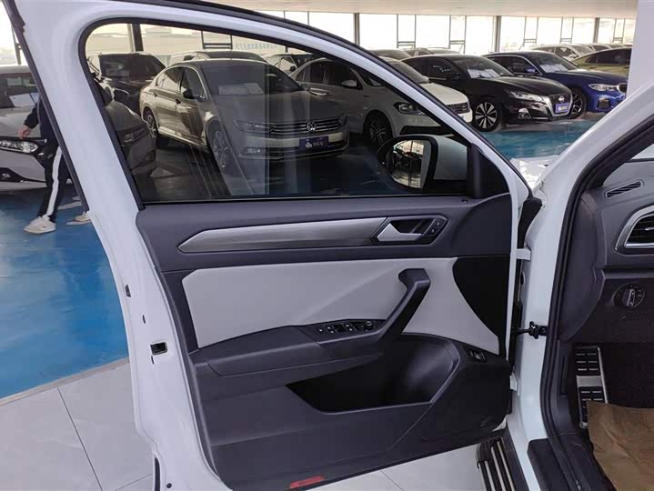 Фото 7 - Volkswagen T-Roc