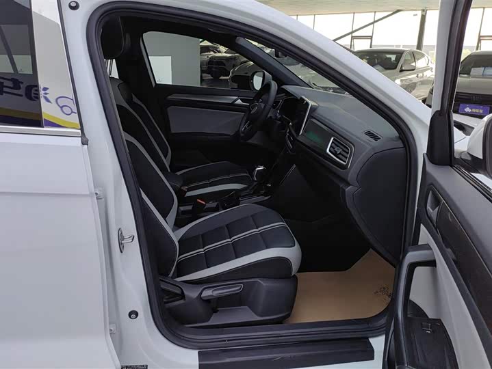 Фото 8 - Volkswagen T-Roc