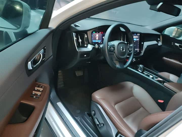 Фото 16 - Volvo XC60