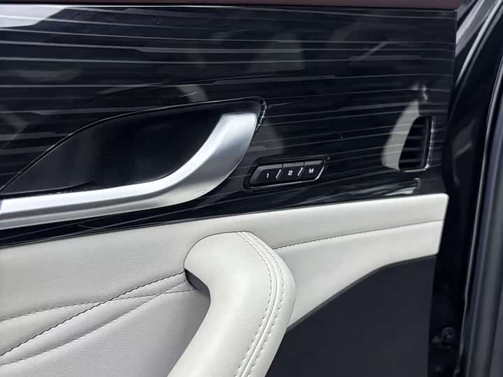 Фото 15 - Geely Monjaro