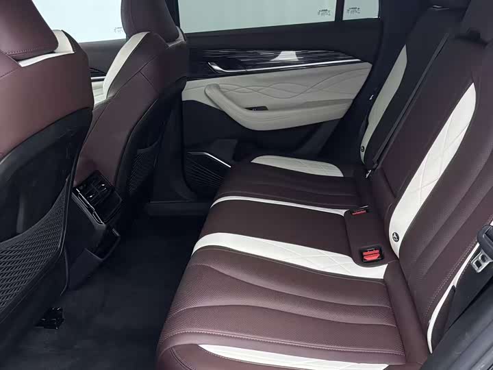 Фото 9 - Geely Monjaro