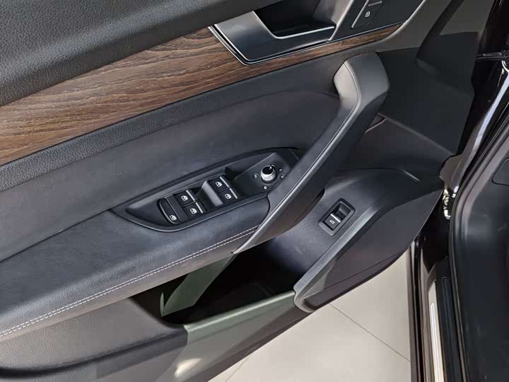 Фото 8 - Audi Q5L