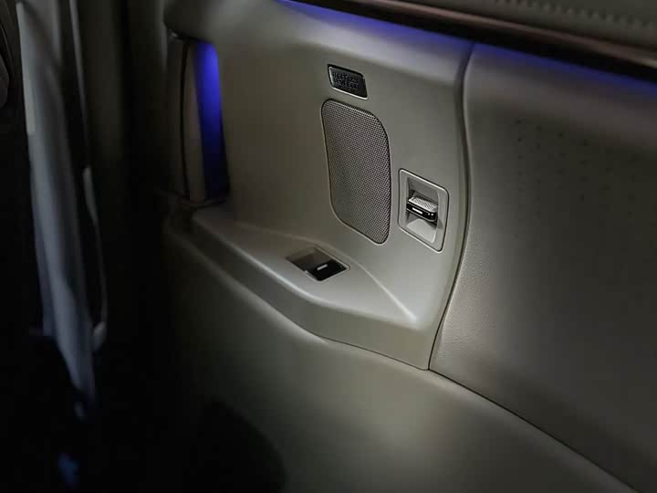 Фото 8 - Lexus LM