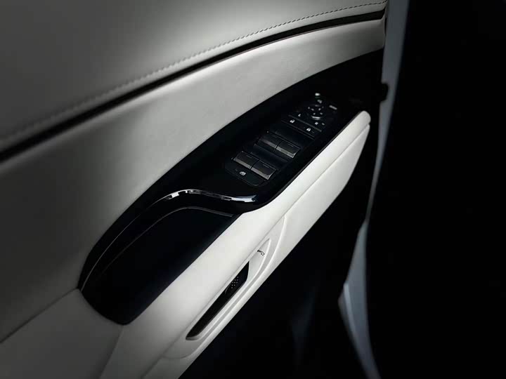 Фото 9 - Lexus LM