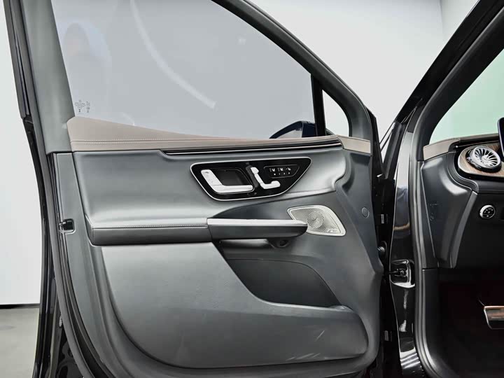 Фото 21 - Mercedes-Benz EQE SUV