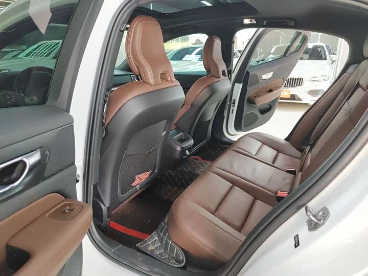 Фото 11 - Volvo S60