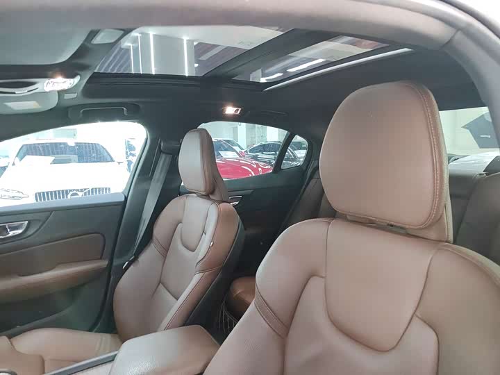 Фото 19 - Volvo S60