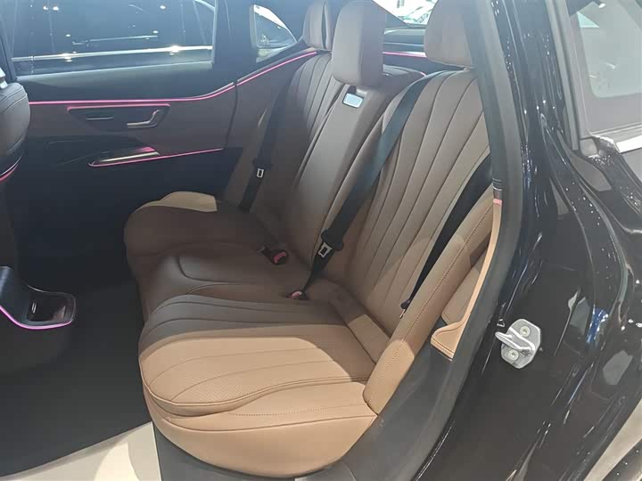 Фото 17 - Mercedes-Benz E-Class