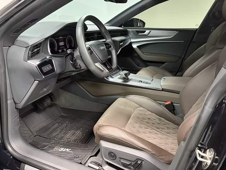 Фото 9 - Audi A7L