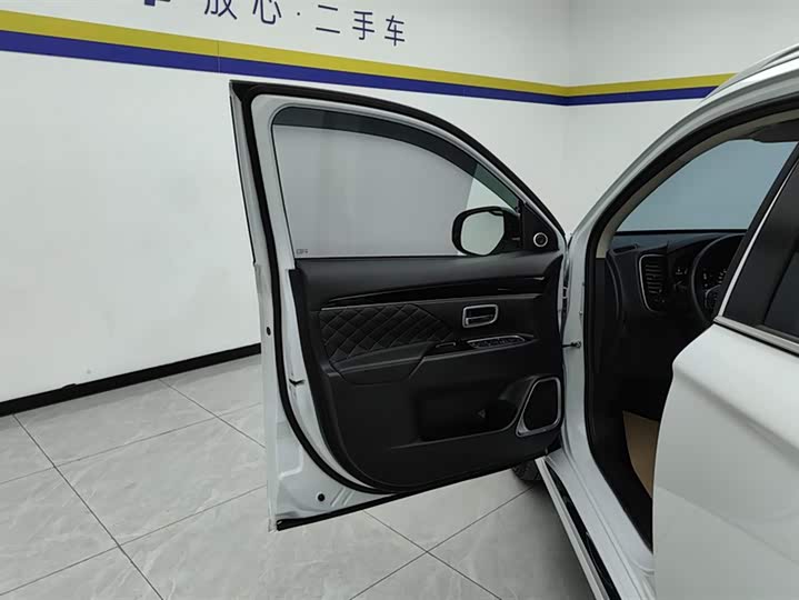 Фото 7 - Mitsubishi Outlander