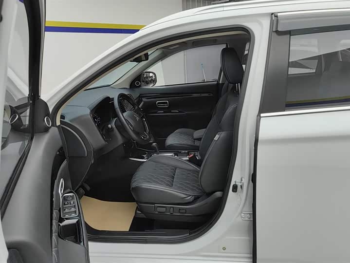 Фото 9 - Mitsubishi Outlander