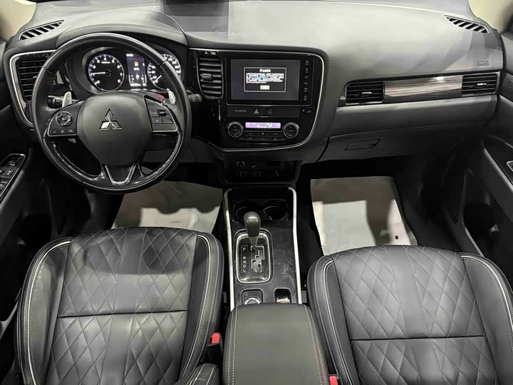 Фото 12 - Mitsubishi Outlander