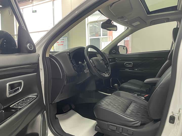 Фото 13 - Mitsubishi Outlander