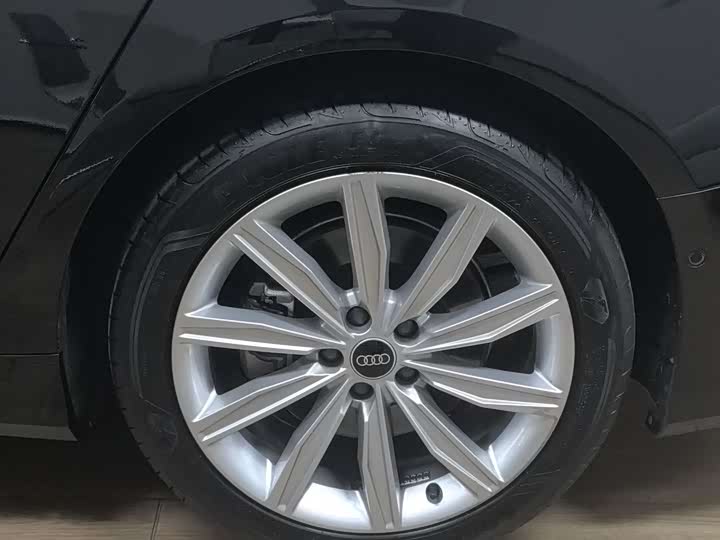 Фото 17 - Audi A6L