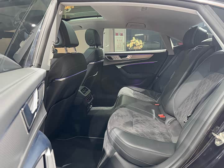 Фото 7 - Audi A7L