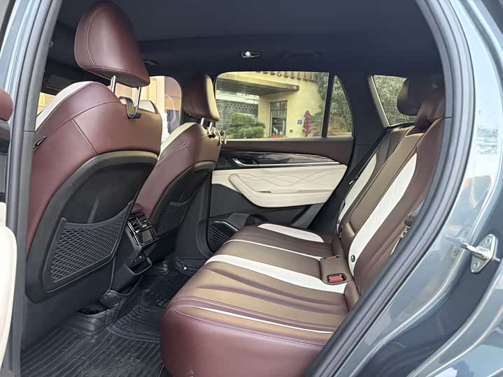 Фото 10 - Geely Monjaro