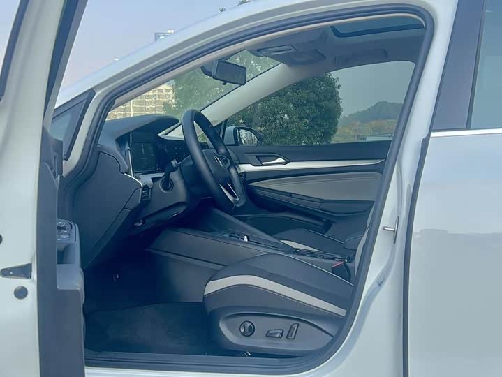 Фото 16 - Volkswagen Golf