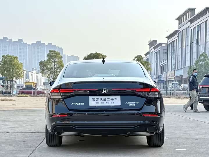 Фото 8 - Honda Accord