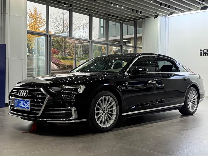 Фото 1 - Audi A8