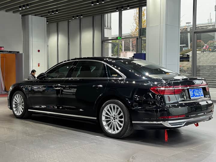 Фото 7 - Audi A8