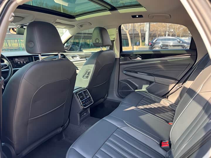 Фото 13 - Volkswagen Passat