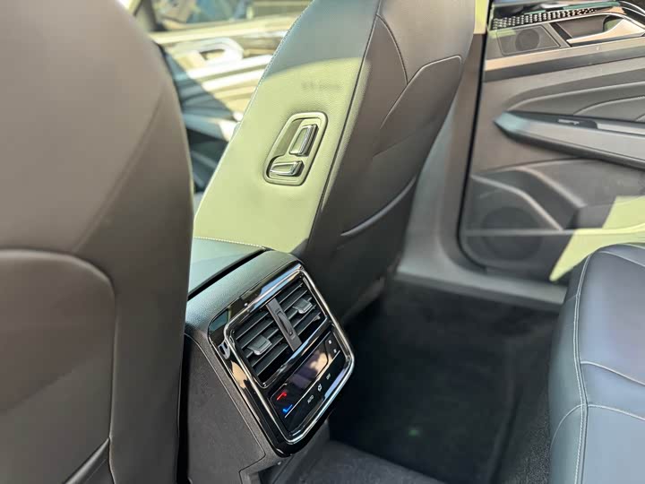 Фото 14 - Volkswagen Passat