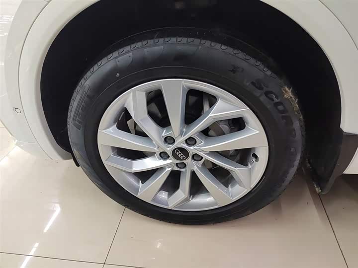 Фото 23 - Audi Q5L