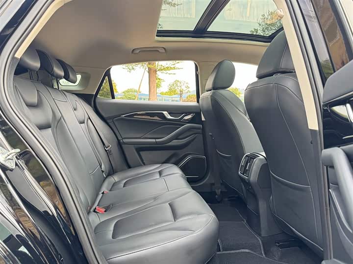 Фото 16 - Bestune B70