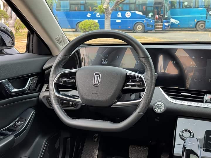 Фото 17 - Bestune B70