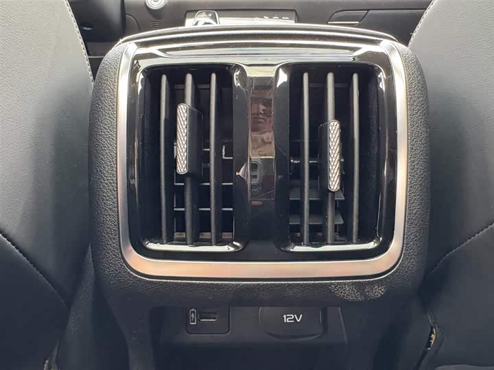 Фото 28 - Bestune B70