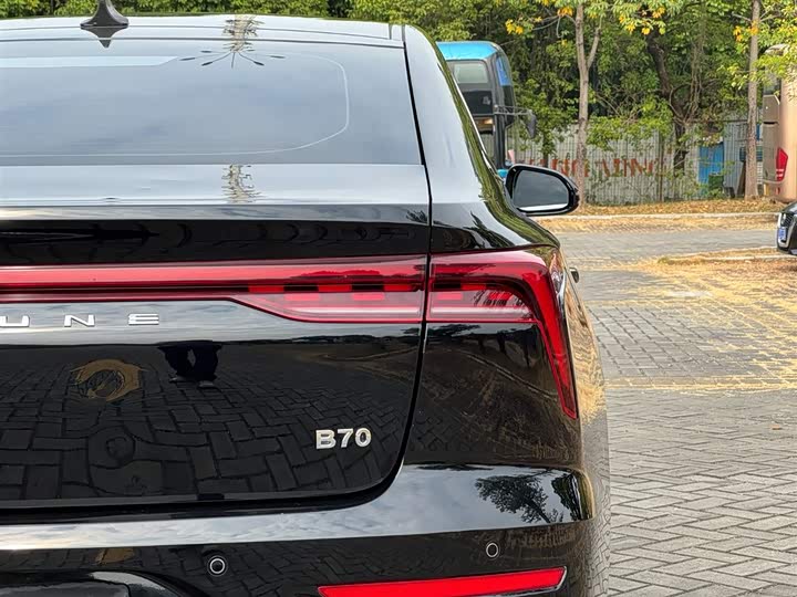 Фото 9 - Bestune B70